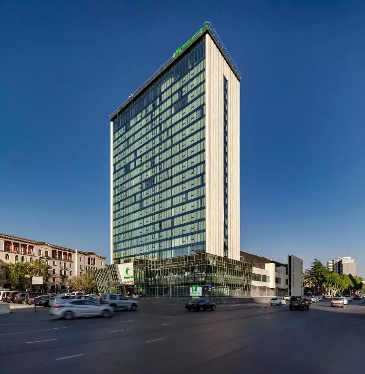 هتل هالیدی این